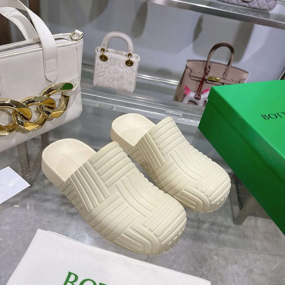 Factory price: 300💰🍀𝐁𝐨𝐭𝐭𝐞𝐠𝐚 𝐕𝐞𝐧𝐞𝐭𝐚 Bottega Veneta BV new men's woven surface ultra-light rubber garden shoes It looks good and is easy to wear. It is perfect with straight wide-leg pants, okay? It can also be worn in the summer, and it has characteristics for daily use, which is very BV~ The thickened toe box is slightly tilted like a derby, which is easy to match. The inner forefoot has texture that matches the sole of the foot. It is not made of rain boots with fleshy materials, which is more comfortable. M𝐁𝐨𝐭𝐭𝐞𝐠𝐚 𝐕𝐞𝐧𝐞𝐭𝐚 Bottega Veneta's new men's woven top ultra-light rubber garden shoes are good-looking and easy to wear. They are perfect with straight wide-leg pants, okay? 🐸It can also be worn in summer, and it has characteristics for daily life, which is very BV~ The thickened toe cap is slightly tilted like a derby, which is a good match. The inner forefoot has a pattern that matches the sole of the foot. It is not made of rain boots made of fleshy material, which is more comfortable. SIZE: 35-46 (45 and 46 are custom-made and cannot be returned or exchanged)